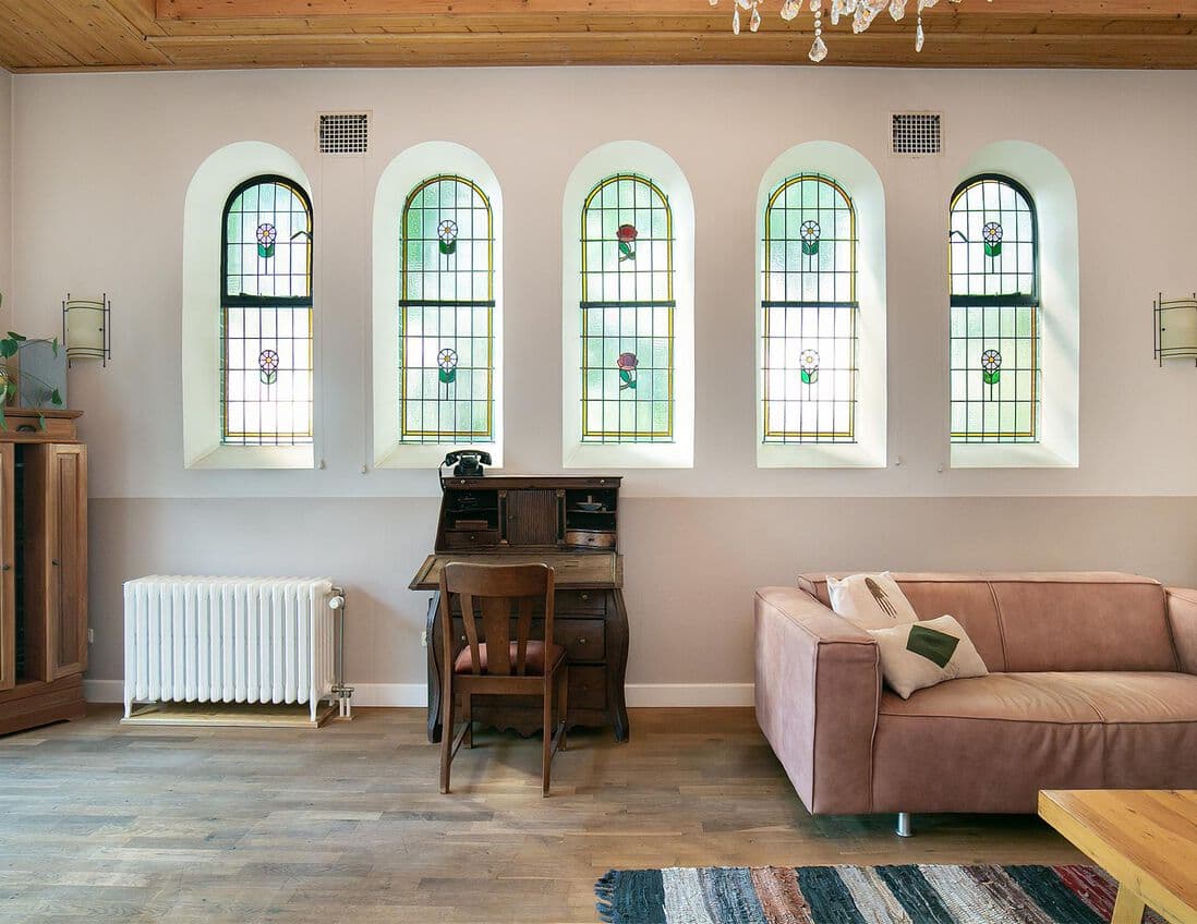Glas-in-loodramen in de woonkamer.